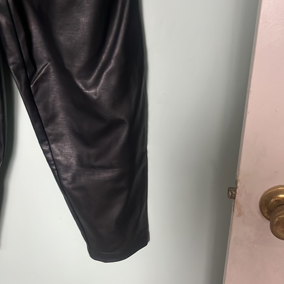 Faux leather baggy trousers2 pockets in back, stretch waist, ankle length. - Picture 3 of 4